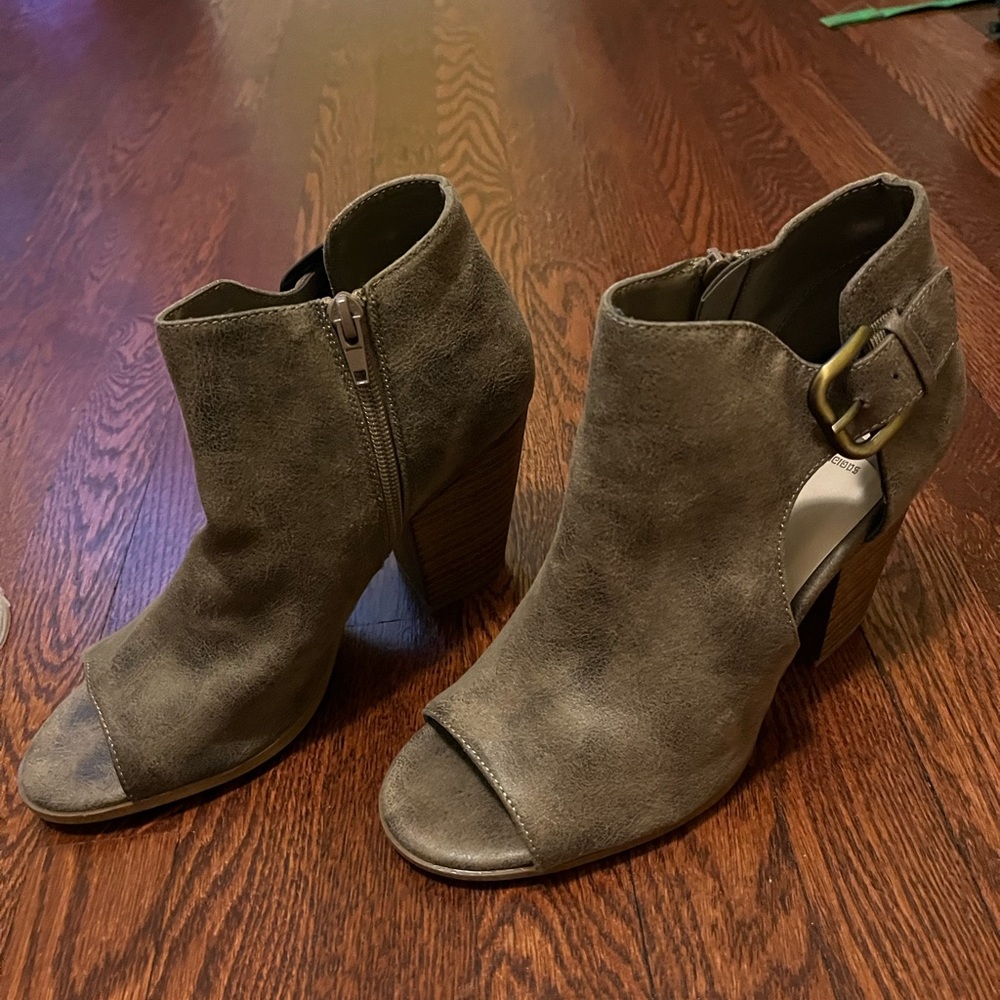 Tan/gray heeled sandal boots